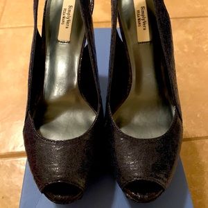 Vera Wang, platform heel. Size 8